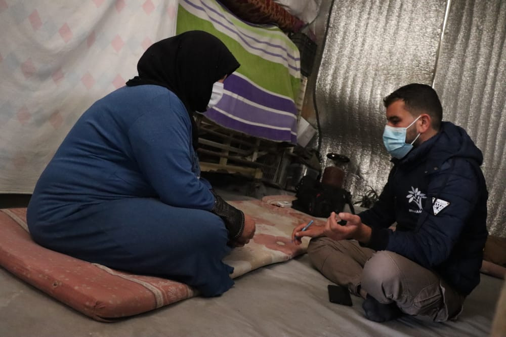 أحلام وعائلتها يعانون من ظروف صعبة جداً هم بحاجة لمواد غذائية وغسالة