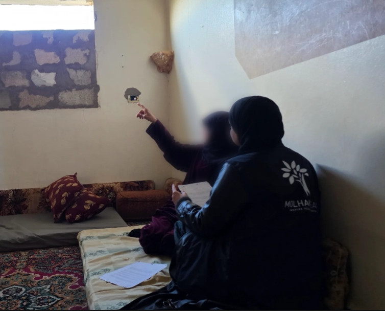 بيتٌ مهدّم يؤوي عائلة أنهكها الفقد