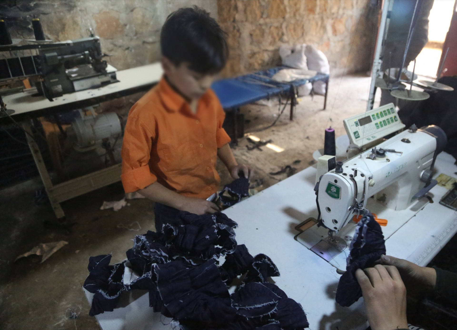 أحمد طفل في  ربيع العمر أُجبِر على العمل لإعالة أسرته وهم بحاجة لدعمكم