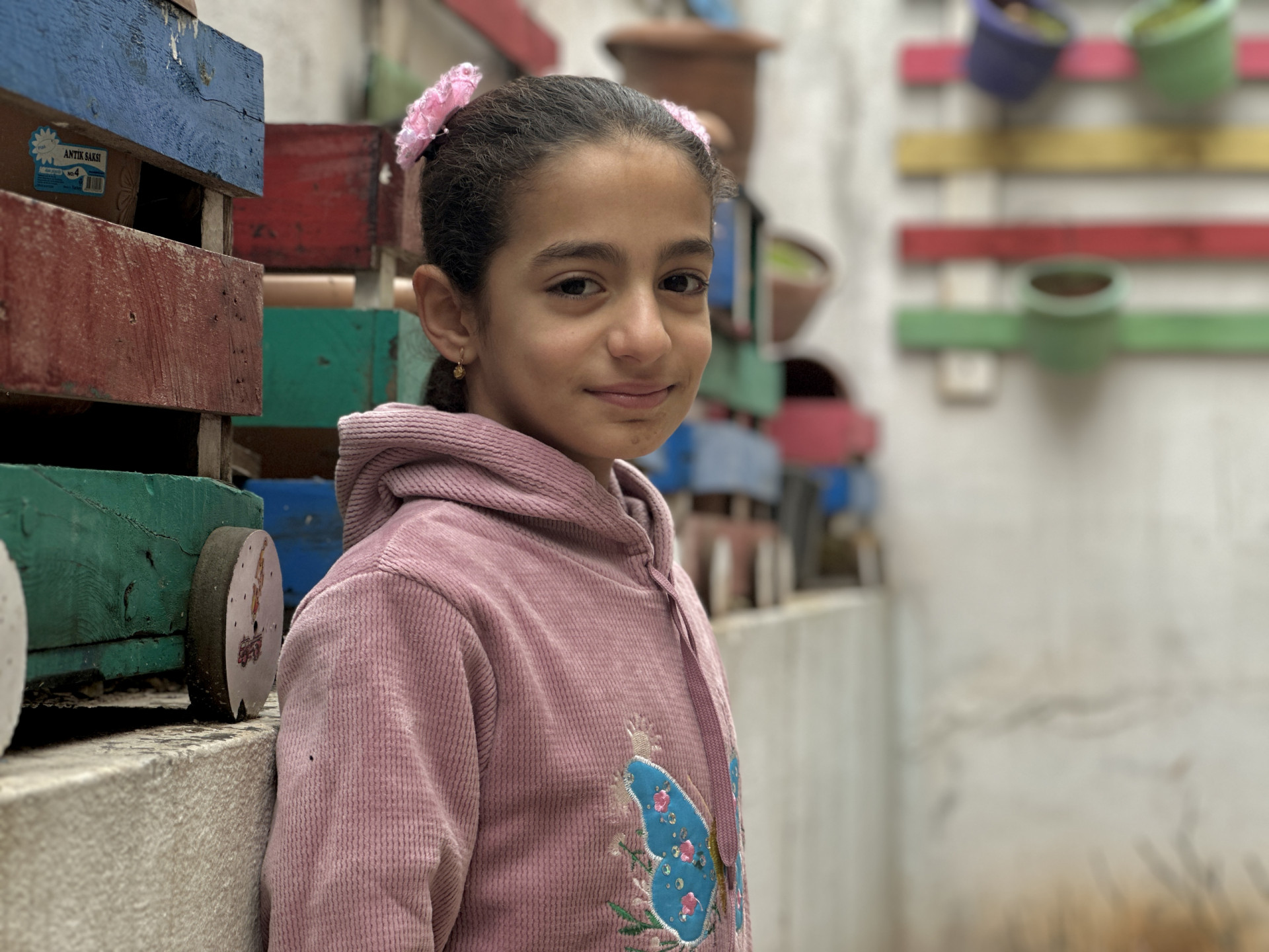 ساعدوا سوار لتكمل تعليمها وتحقق حلمها بأن تصبح معلمة