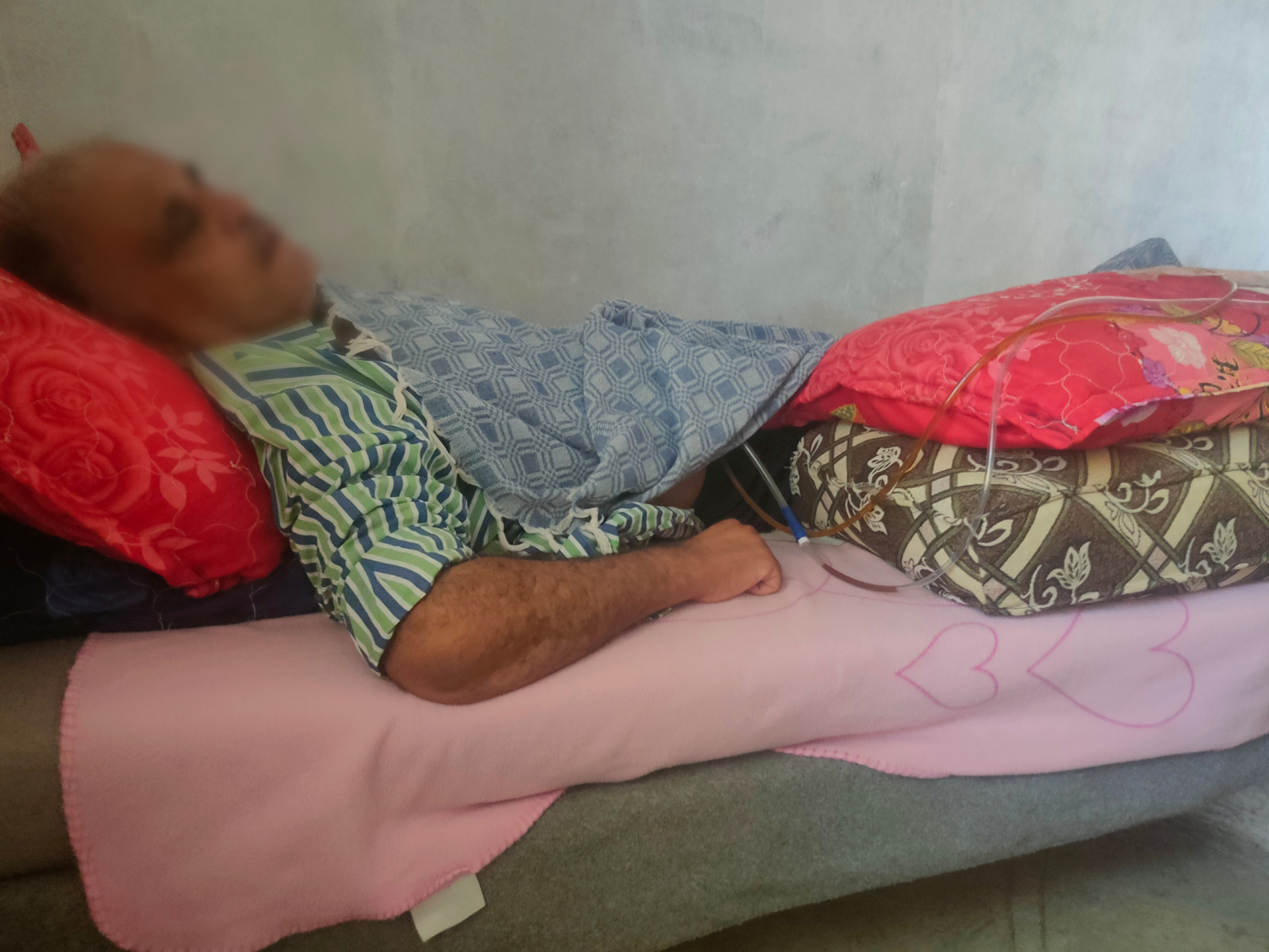 Mehidi, a blind father who needs help