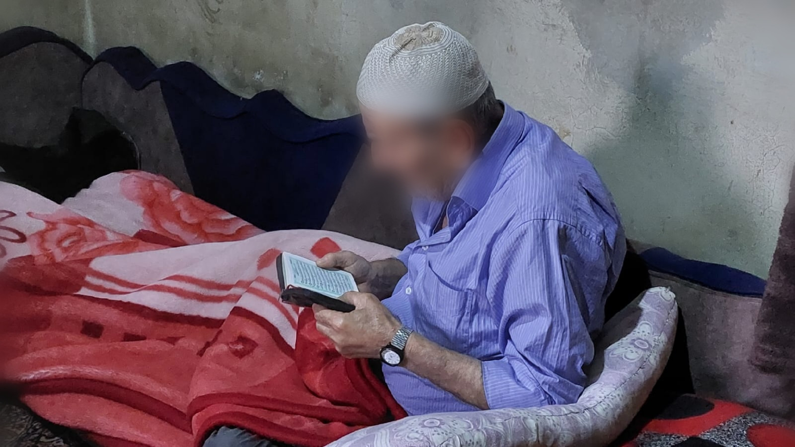 <p>العنوان:<br><br>يعيش العم هاني مع ابنه في منزل يتكون من غرفة ضمن مخيم لا سقف لها وإنما يسقفها شادر من النايلون بظروف معيشية قاسية ولا معيل لهم ليساندهم ، يعاني العم من مرض السّرطان وهو في حالة حرجة نفسيّاً وجسديّاً بسبب مرضه وآلامه الشديدة وليس لديه القدرة على تأمين تكاليف علاجه او قوت يومه ..</p><p>العم بحاجة لعونكم ومساعدتكم له بتأمين احتياجاتهم المعيشية اللازمة فهل من فاعل خير يساندهم ويكون يد العون لهم من بعد الله</p>