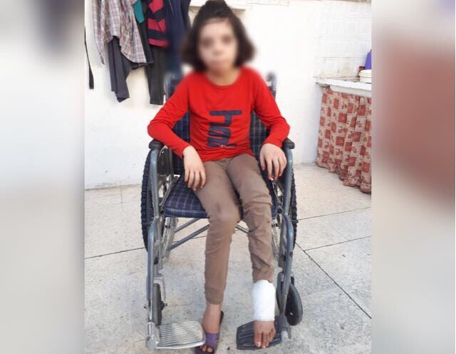 طفلة أُخرجت من تحت أنقاض منزلها