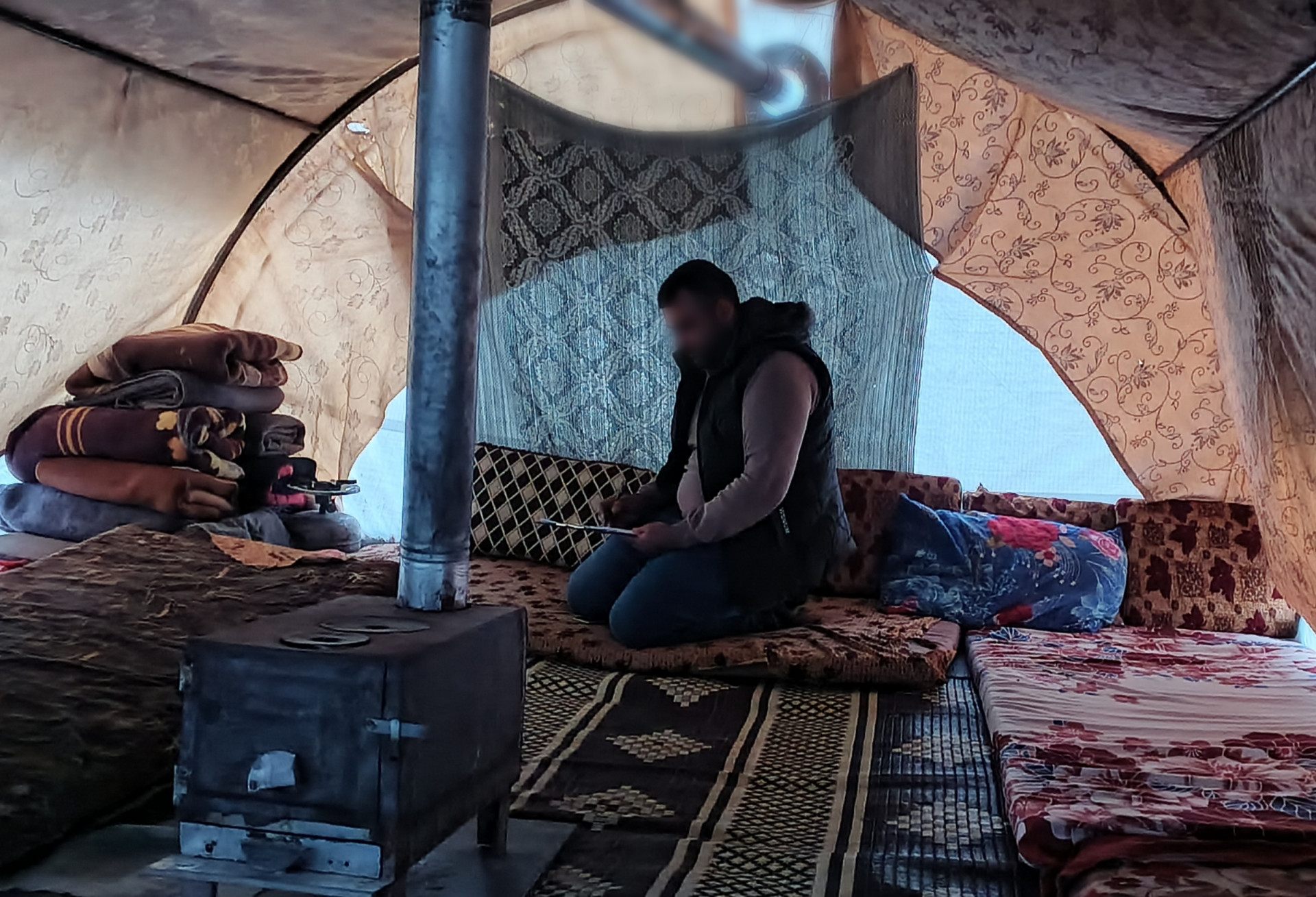 Omar's family live in dispersion after the earthquake.