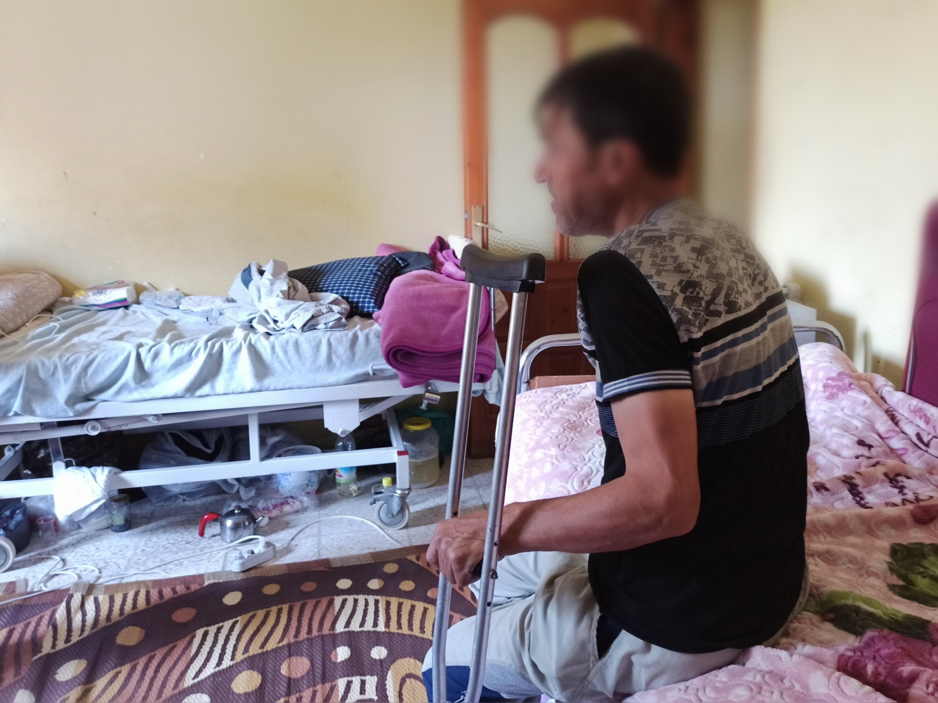 رجل يعاني من كسر في الظهر