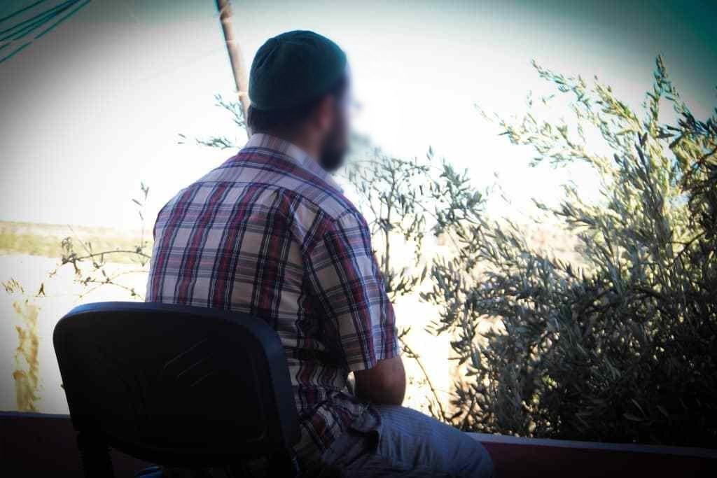 فقد عمله إثر عُطلٍ في السمّاعات الطبية وعاد إلى مُعاناته من عدم السمع