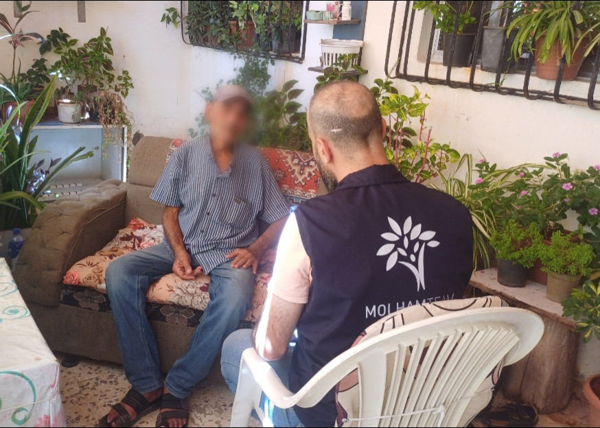 عمٌ مسن وحيد أمام المرض