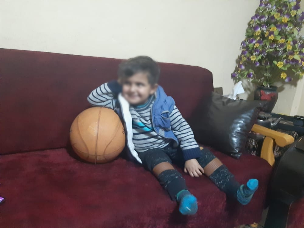 Mahmoud ist ein vierjähriges Kind, das an einer Lebererkrankung leidet und Deine Hilfe braucht