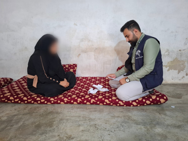 Eyes exhausted by pain… and hope that depends on securing medications