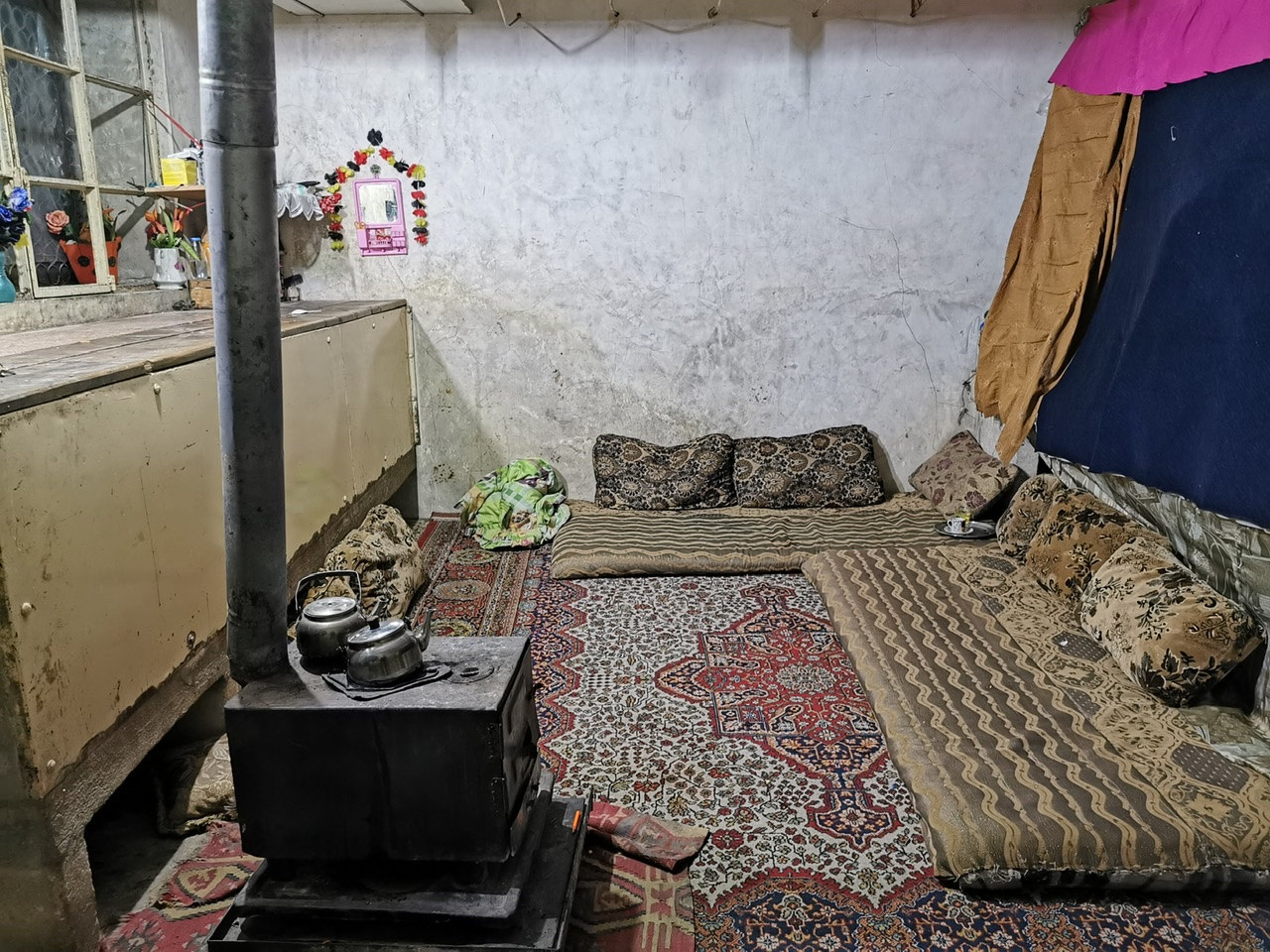 على أنقاض أحد البيوت تستقر عائلة عمر