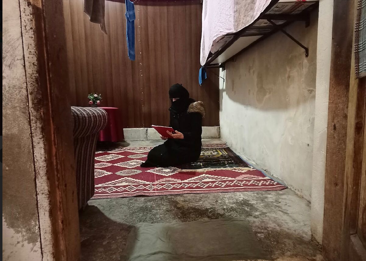 Ekhtiar -the sole provider of her children- suffers from cancer