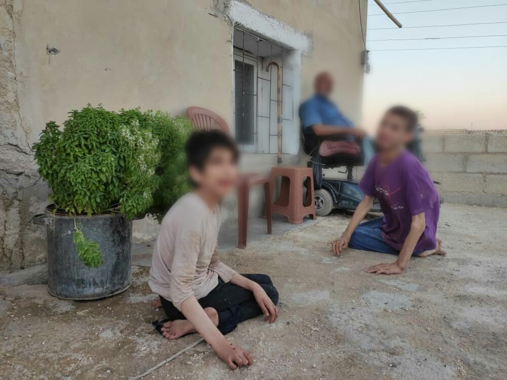 عائلة بلا معيل فيها ثلاثة أطفال معاقين