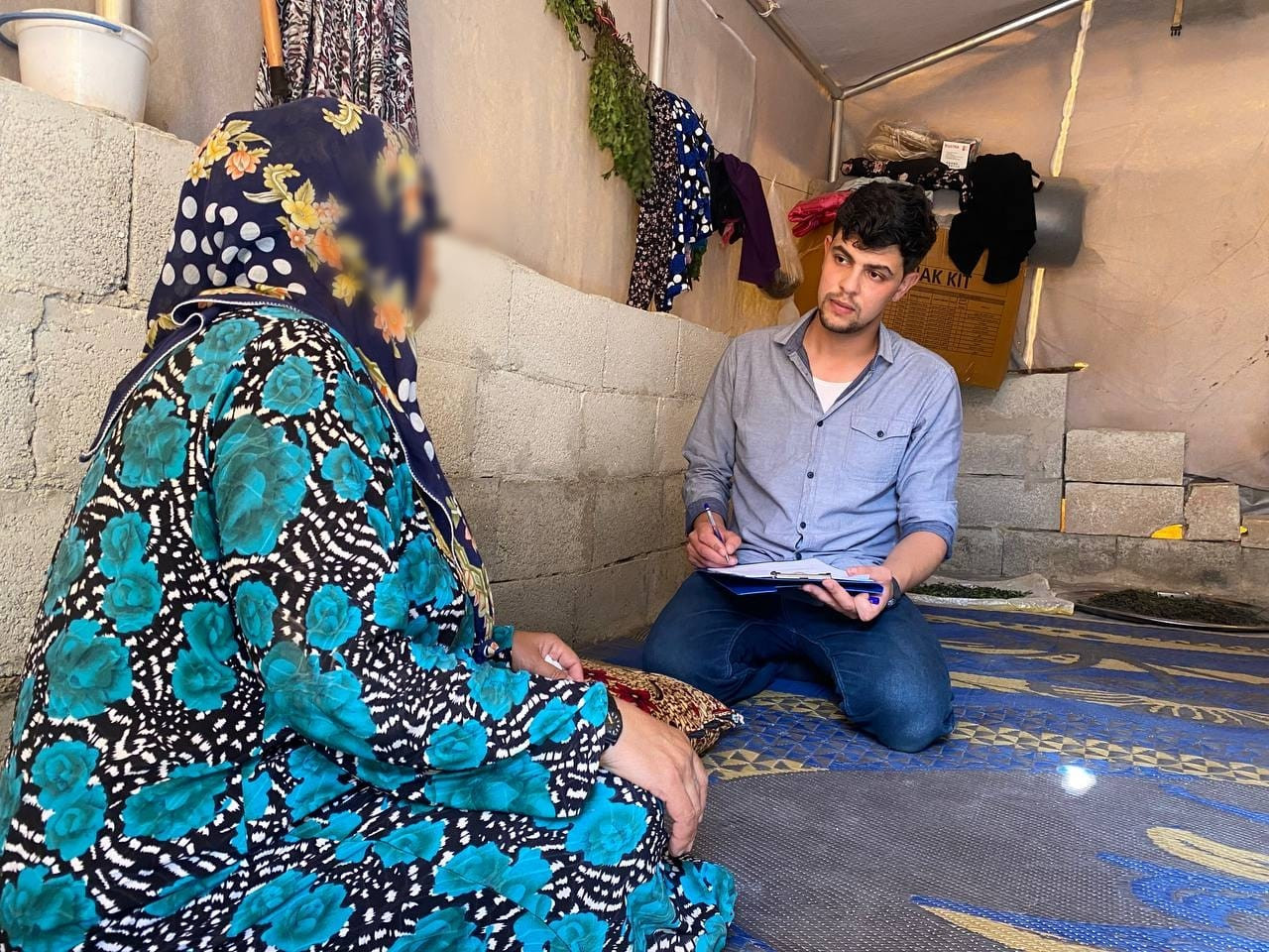 الخالة تعاني من ساد في العين تحتاج لإجراء عمل جراحي سريع من أجل الأعتناء بأطفالها