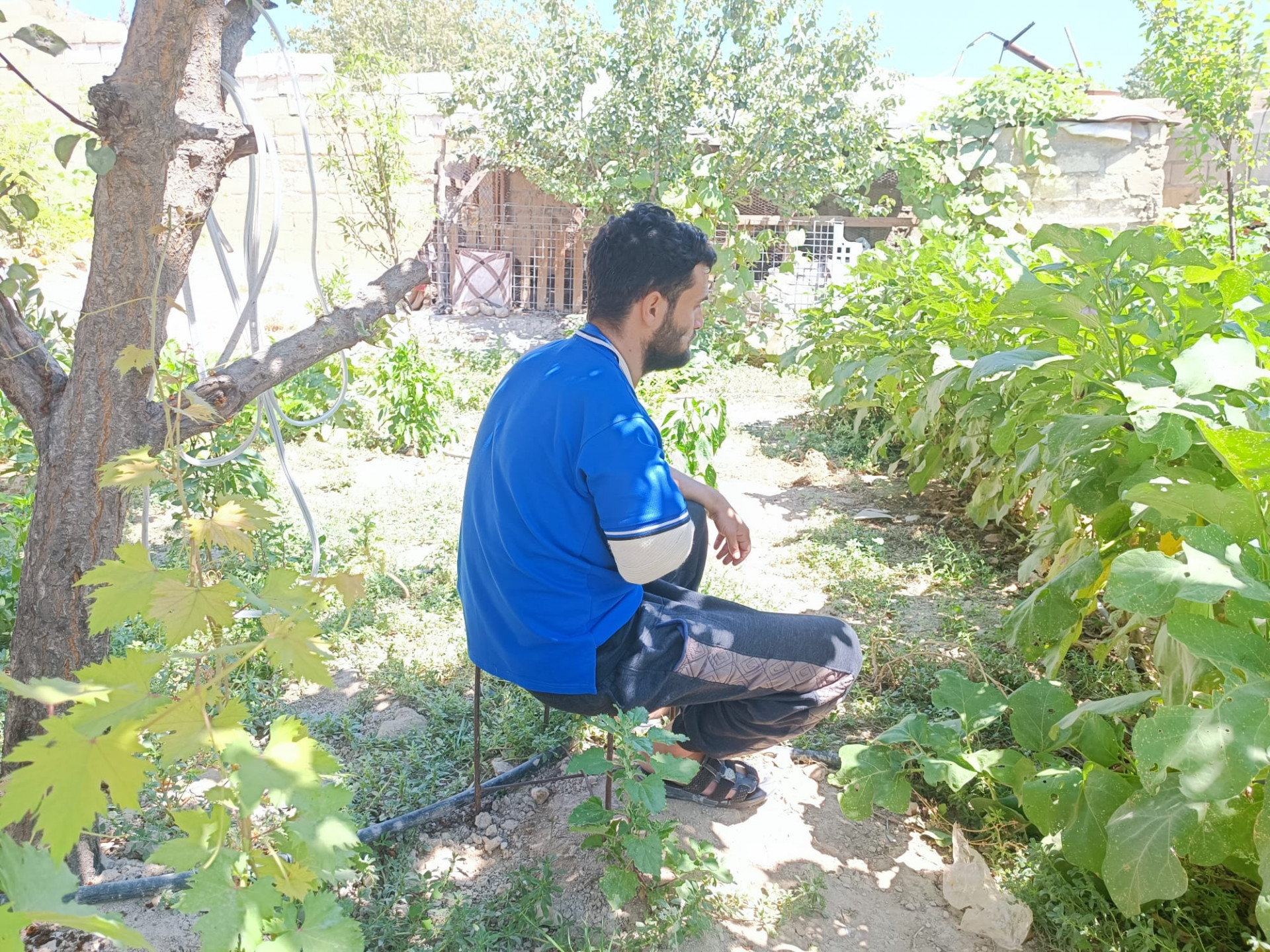 صوته لا يسمع و أنين وجعه مخلوط بالقهر و الفقر و العجز
