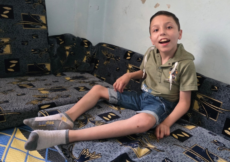 عمر… طفل يكافح الشلل الدماغي