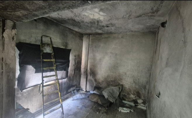 حريق يترك أسرة العم علي بلا مأوى