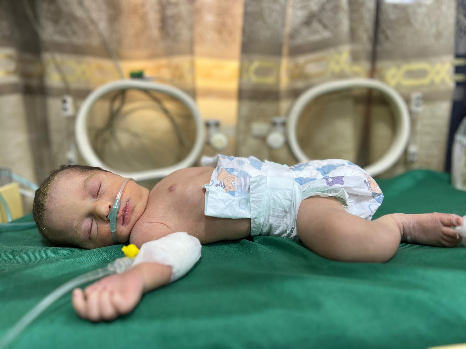 أيامها الأولى بدأت داخل العناية الطبية