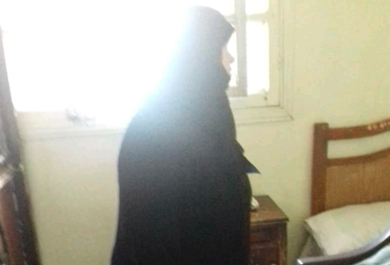 امرأة تعاني من التهاب في مفصل الورك