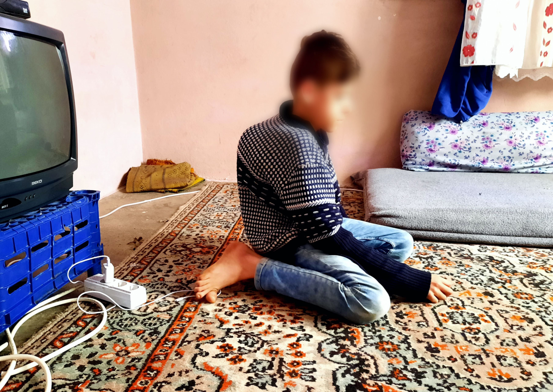 Fatima and her children are living in a bad health and living situation!