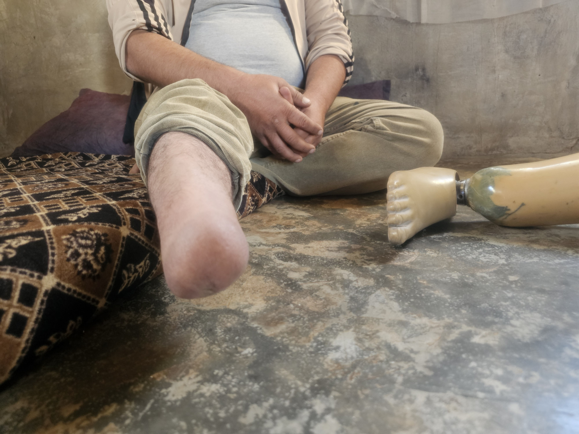 خالد يعمل رغم إعاقته ليؤمّن لقمة أطفاله