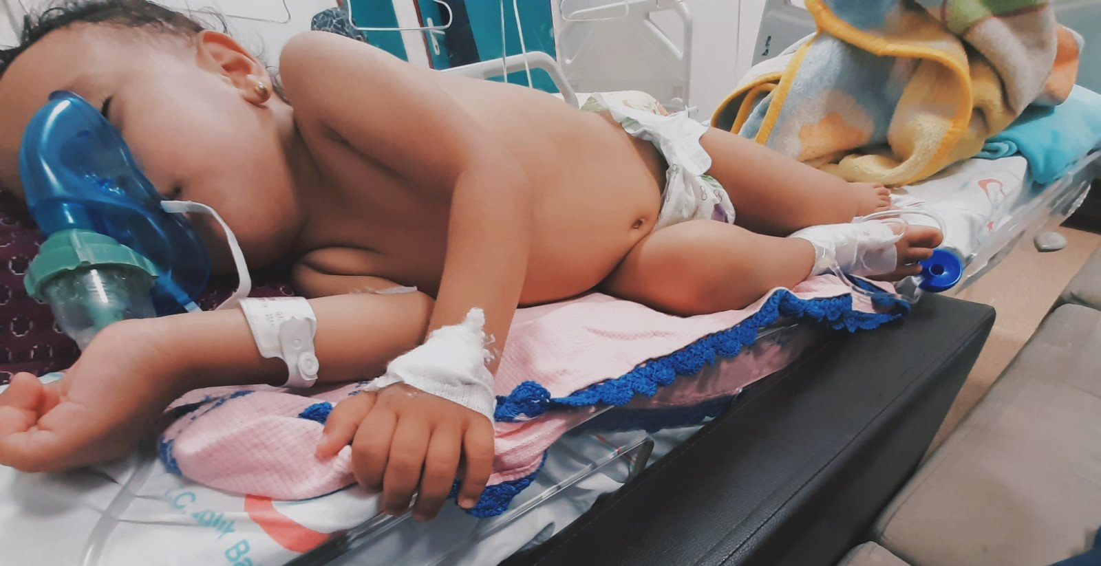 طفلة بحاجة للعلاج