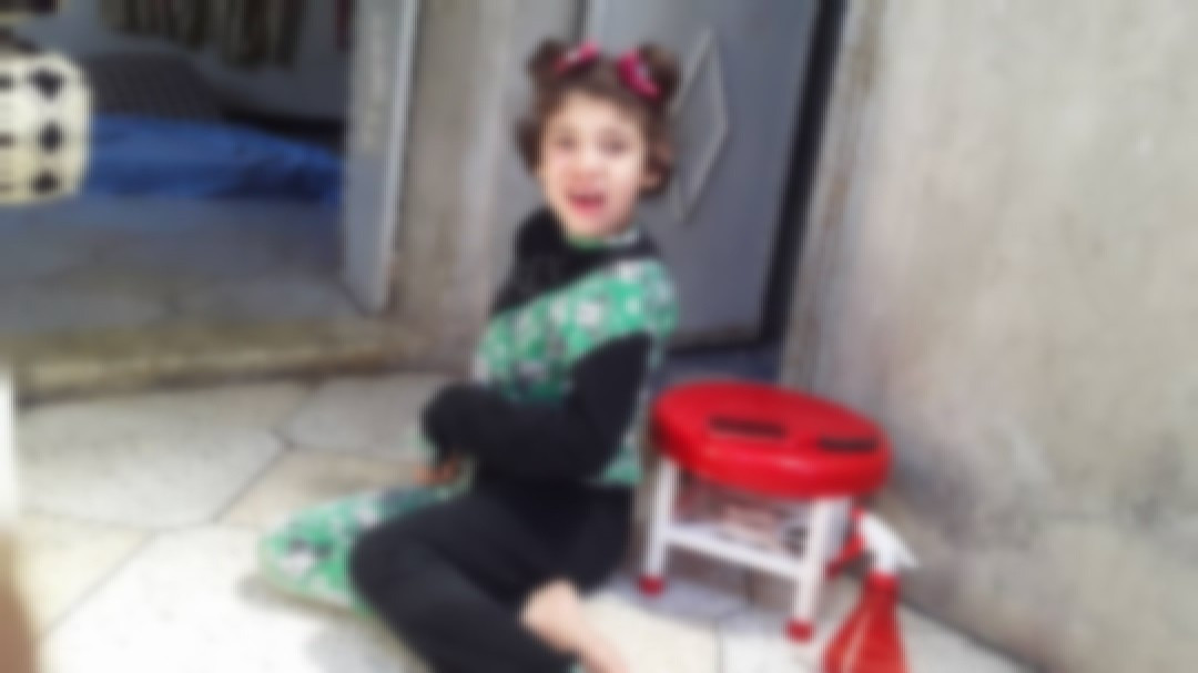 فتاة تعاني من الشلل