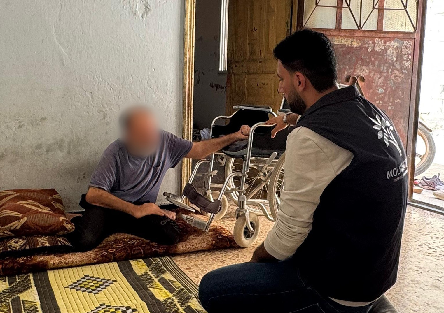 كرسي متحرك يُنقذه من عزلته