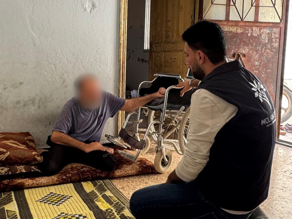 كرسي متحرك يُنقذه من عزلته