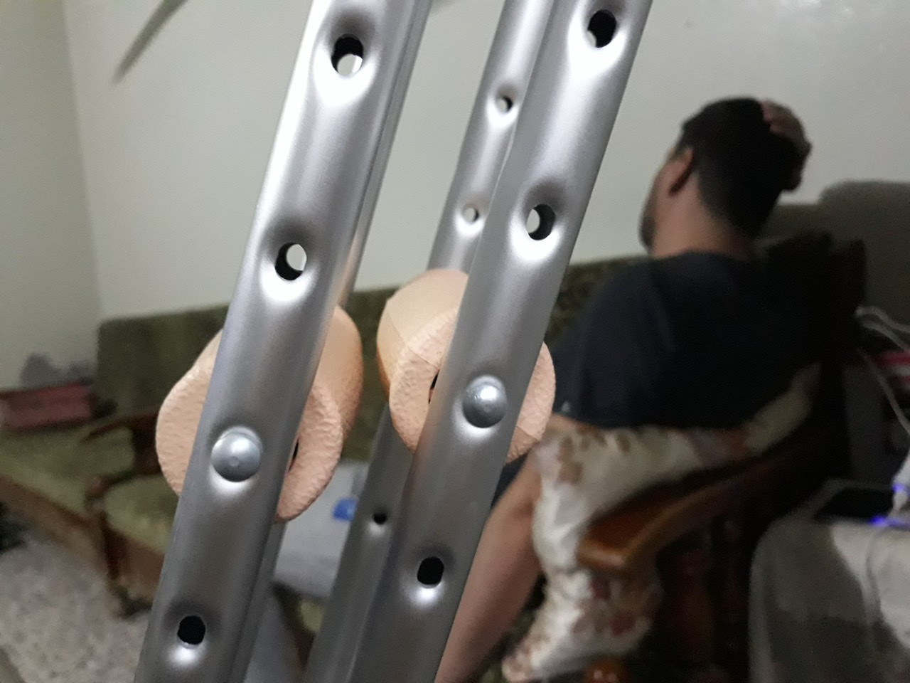 محمد تعرض لحادثة سقوط أثناء عمله أدت إلى كسور وهو بحاجة مساعدتكم
