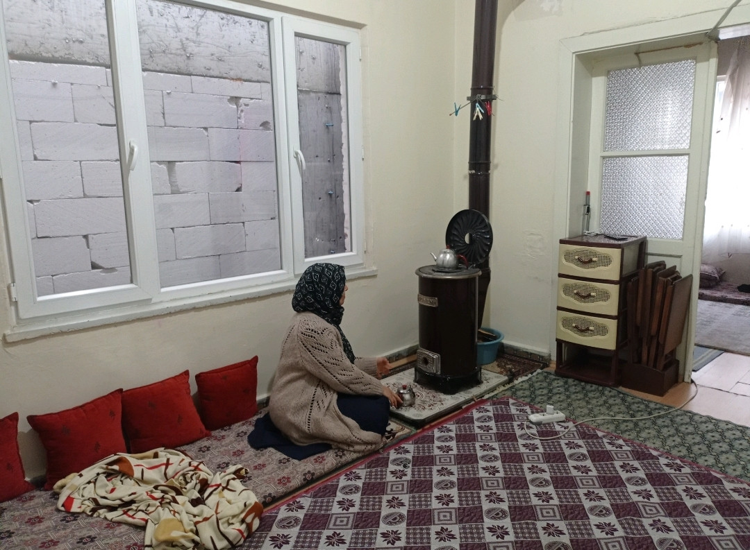 Due to the absence of a breadwinner, a family must endure living in bad conditions.