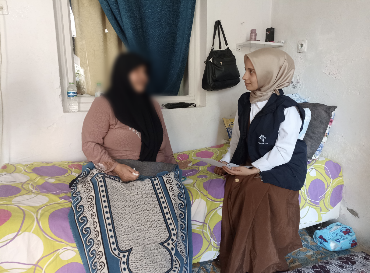 عيناها تطفئهما الأيام ببطء