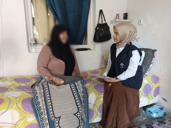 عيناها تطفئهما الأيام ببطء
