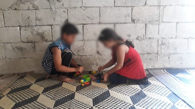 A widowed woman lives with her children in a poor house lack living expenses.