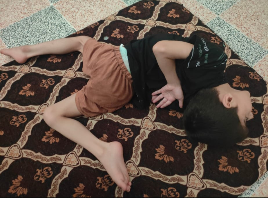 طفل مريض وأسرة تخشى فقدان منزلها