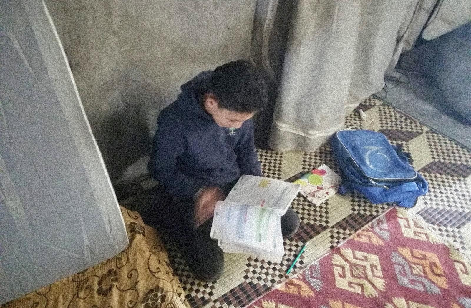 طفل يعاني من عدة آلام بحاجة لعمل جراحي.