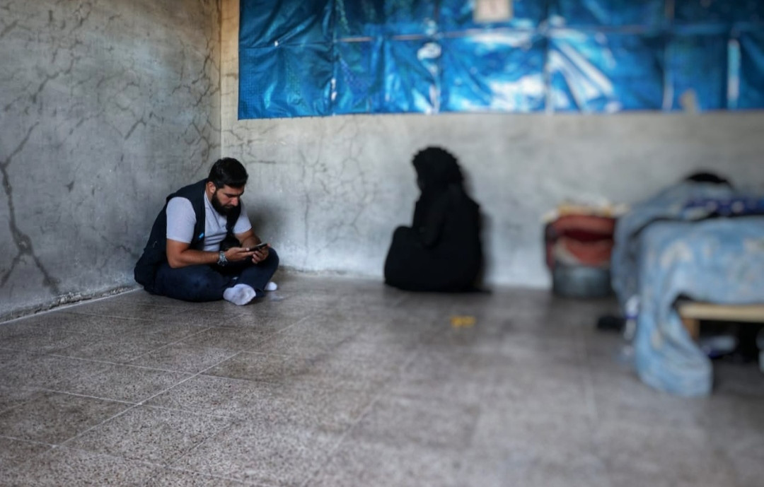 After the death of her husband as a result of air strikes, she must play the father and the mother!