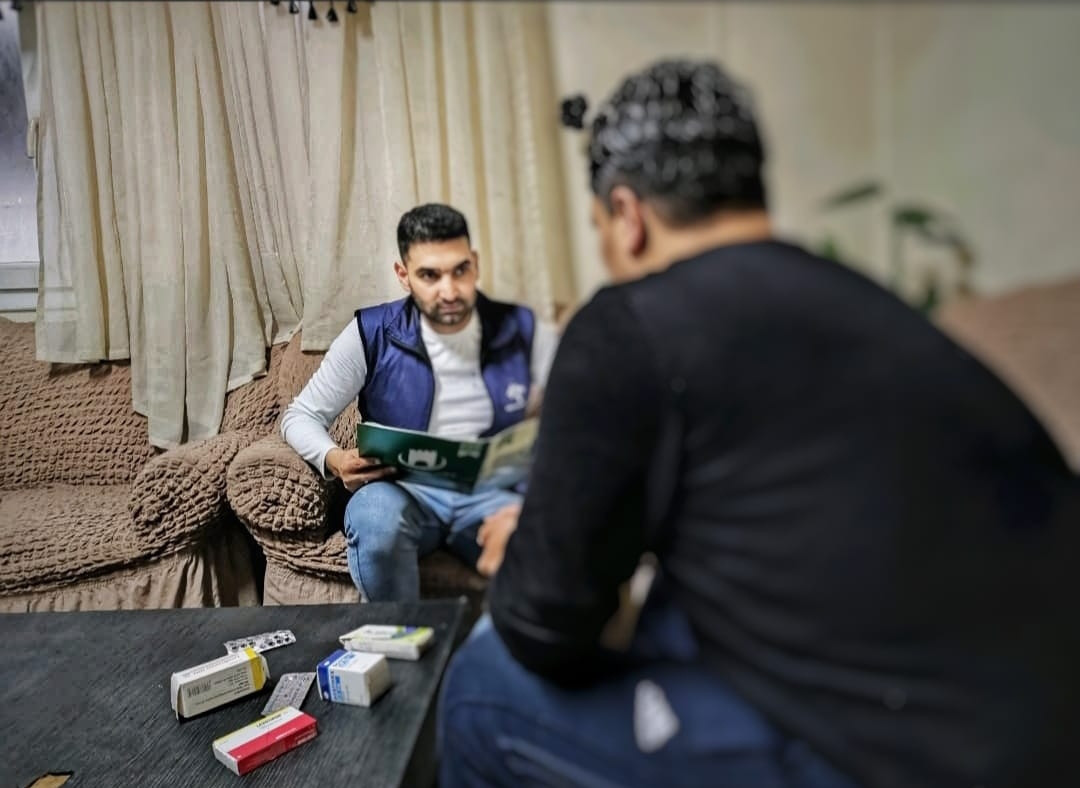 الشاب مصطفى يعاني من تضخم في الغدة النخامية وبحاجة إلى عملية