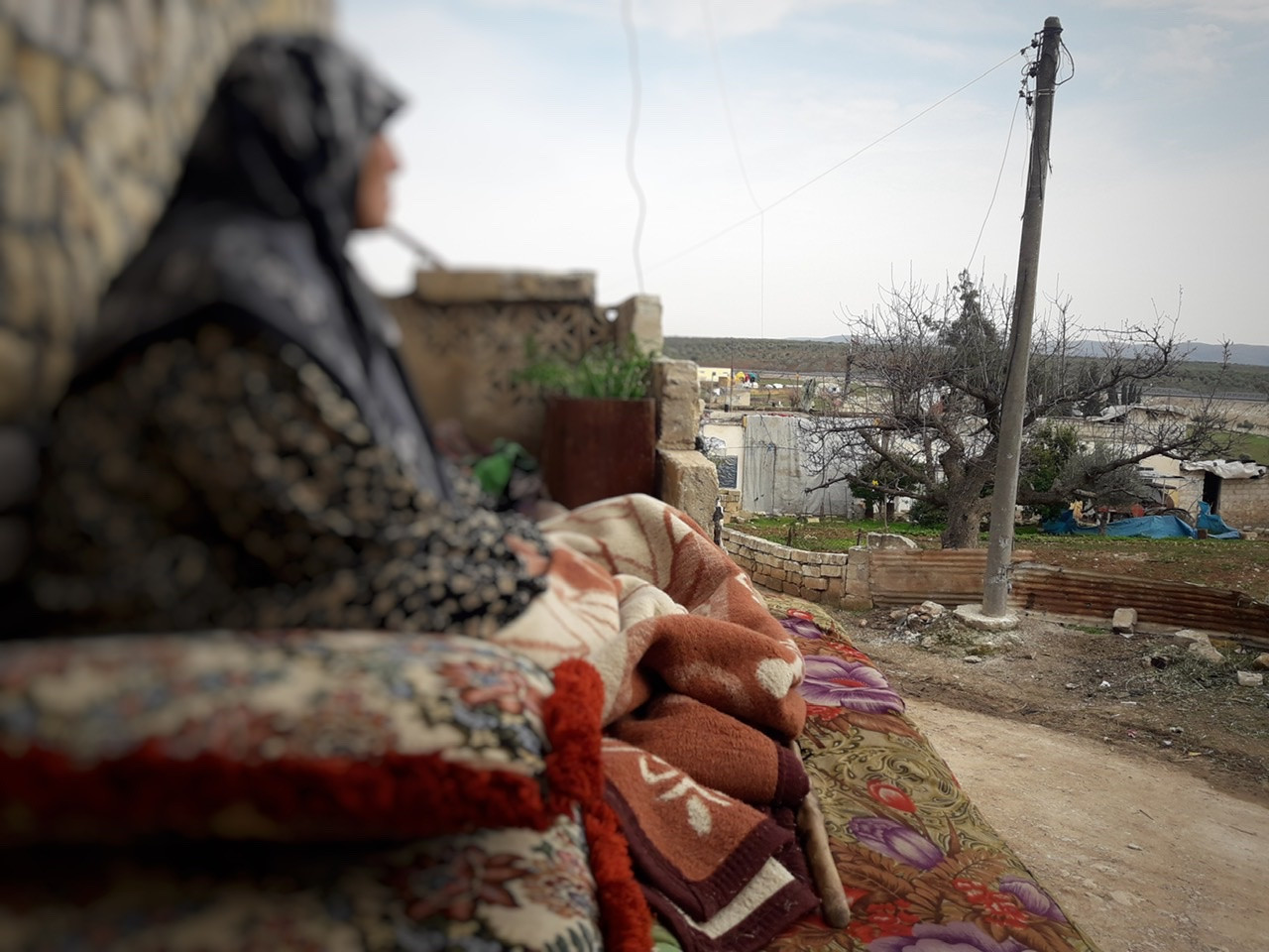 A sick woman needs your help to get rid of pian