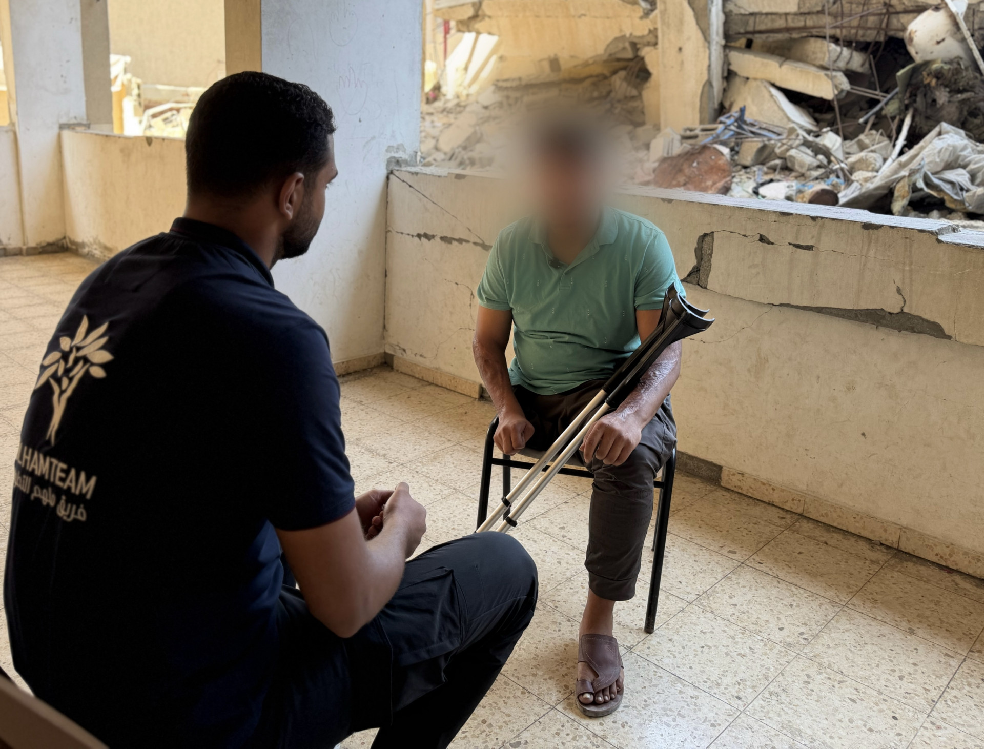 أبٌ مكلوم من غزة..فقدَ قدمهُ ويده