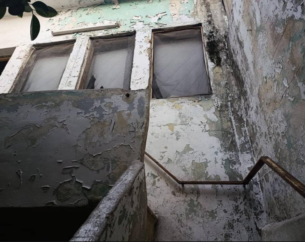 A home without doors… and a dream still waiting for safety.