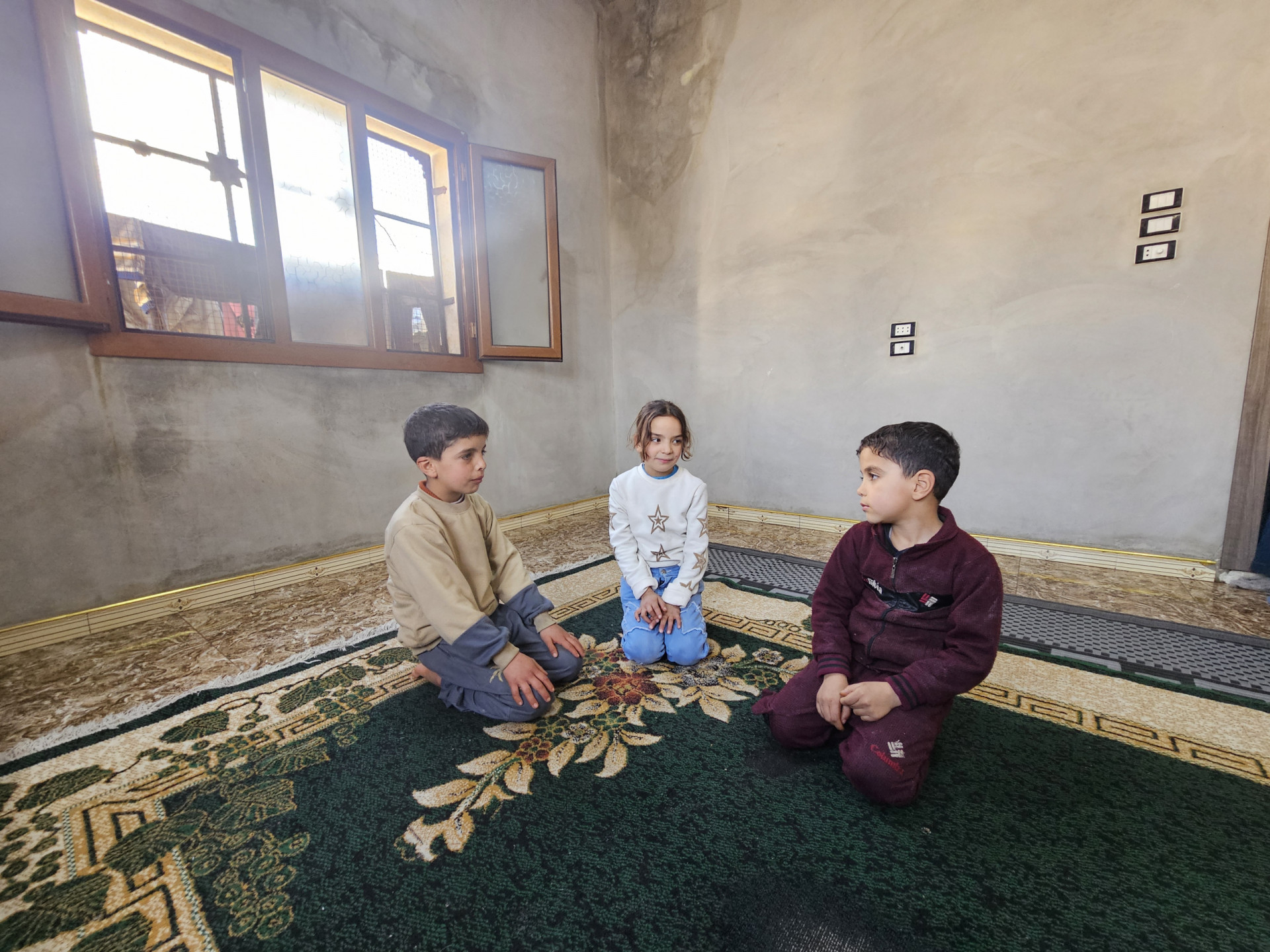 أمٌّ وثلاثة أيتام… بلا سند