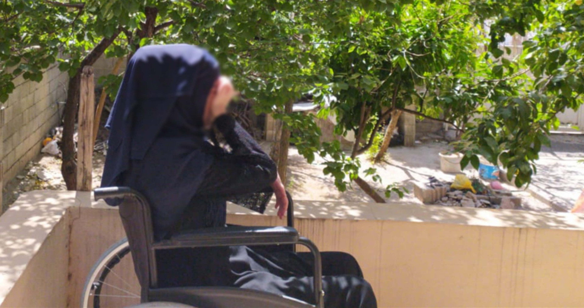 شابة من ذوي الاحتياجات الخاصة بحاجة للمساعدة.