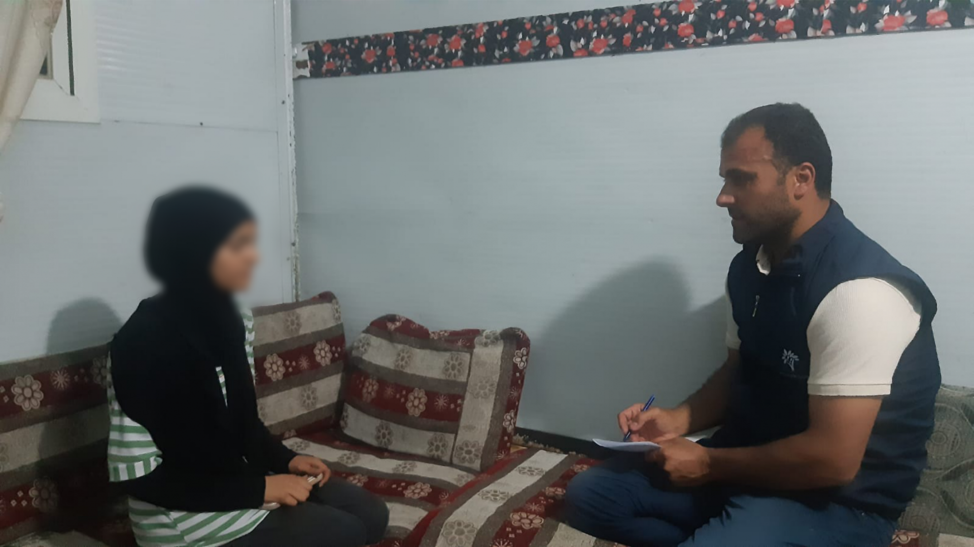 في رقبتها ورم... وفي قلبها أمل