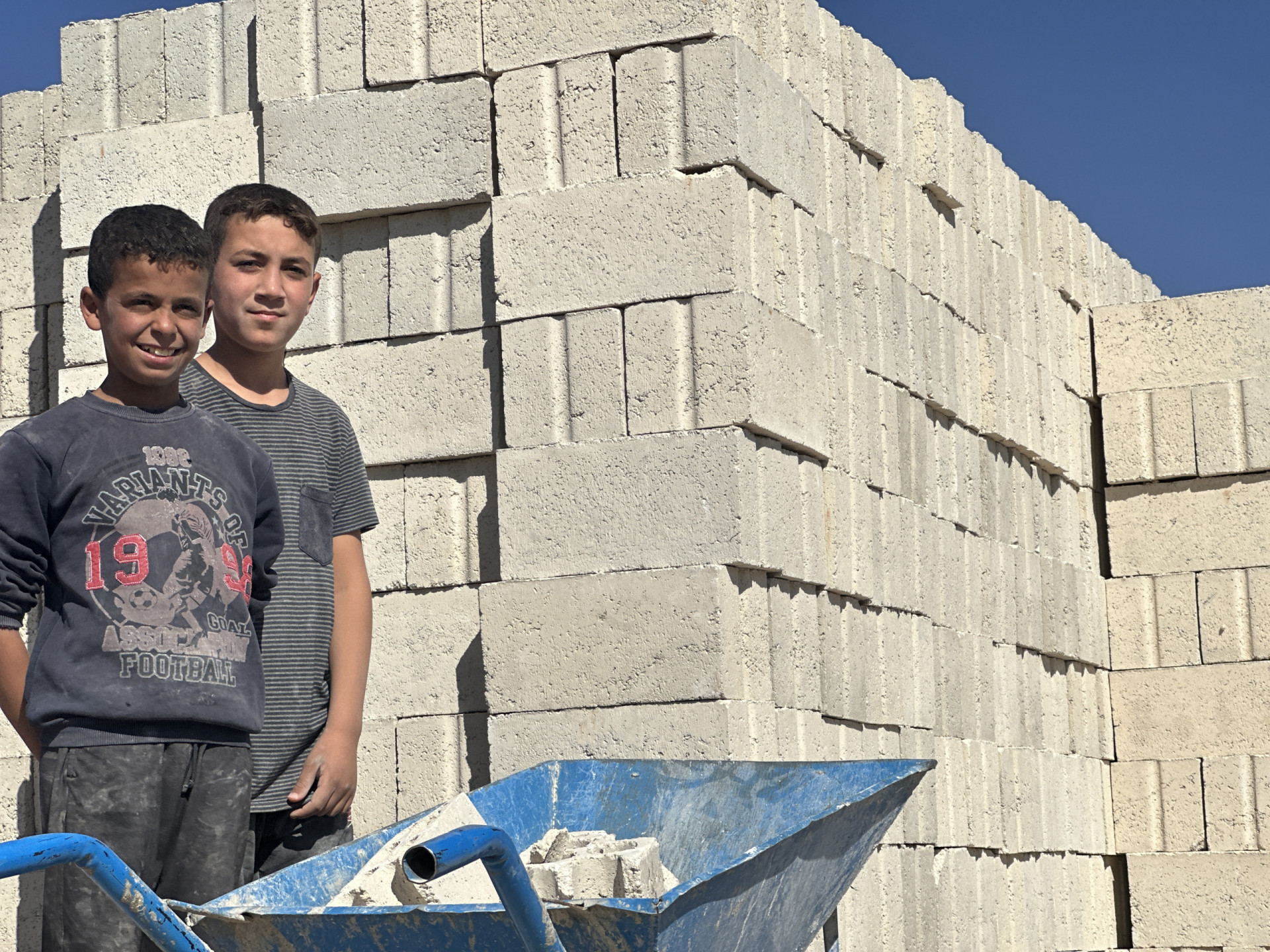 عمل بلا توقف وحلم مؤجل… لا تحرموا ياسر التعليم