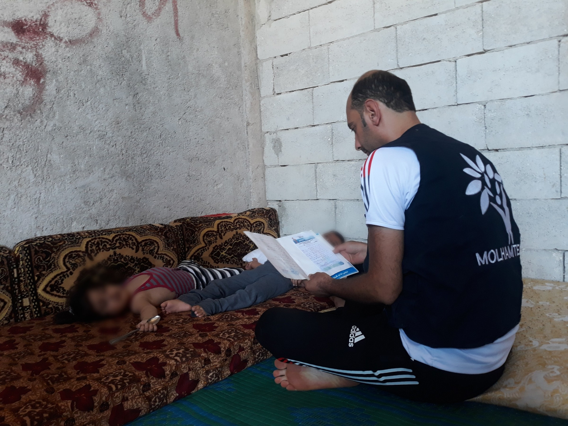 طفلين مصابين بضمور مخيخ وبحاجة علاج !