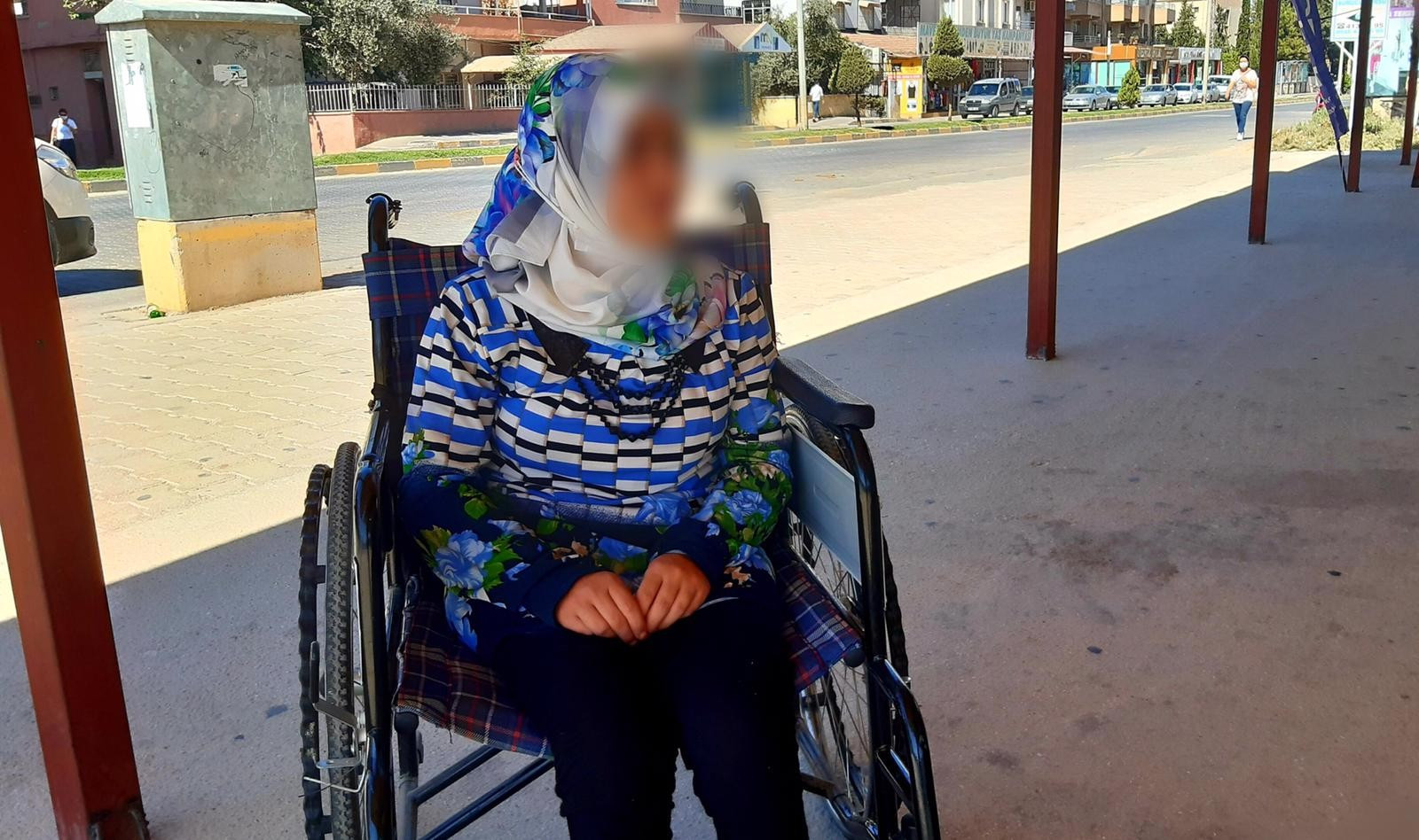 تعاني من شلل نصفي وتحتاج مستلزمات طبية