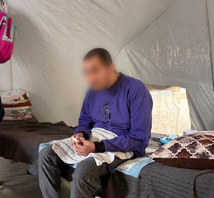 إصابةٌ جعلتهُ عاجزاً عن الحركة والعمل
