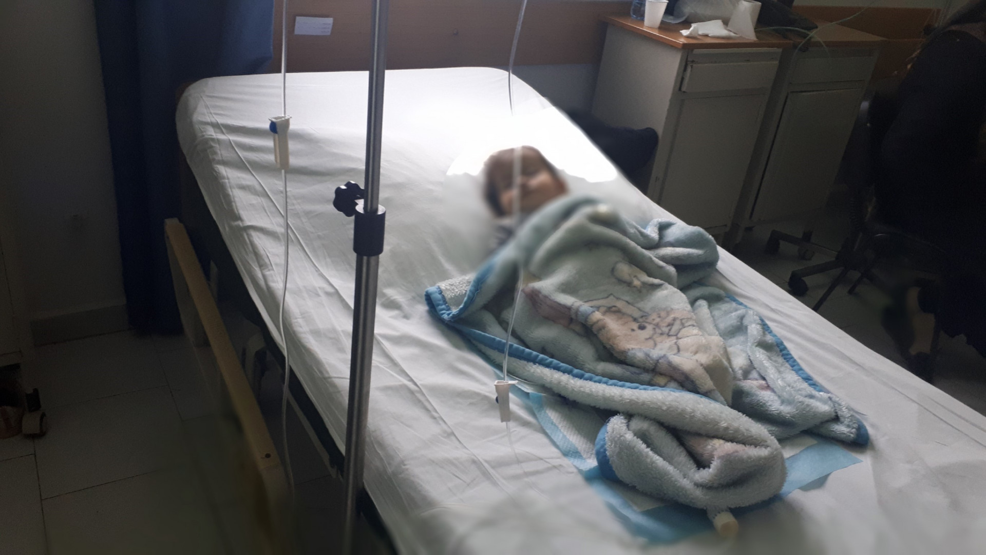 طفلة صغيرة تعاني من تدهور في صحتها وبحاجة مساعدة بشكل عاجل