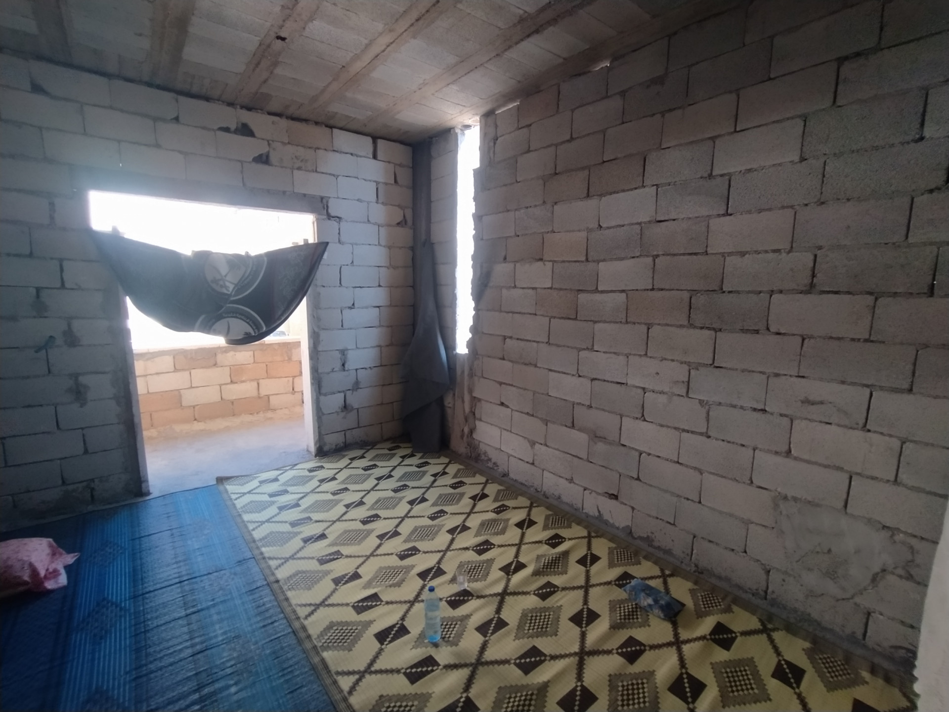 The uninsulated house, the winter cold, and the deterioration of his financial situation have all united against Mahmoud.