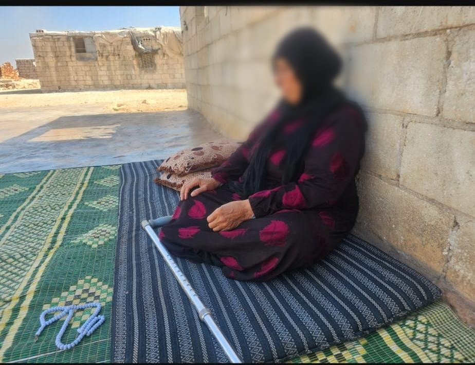 مُسنان في خيمة